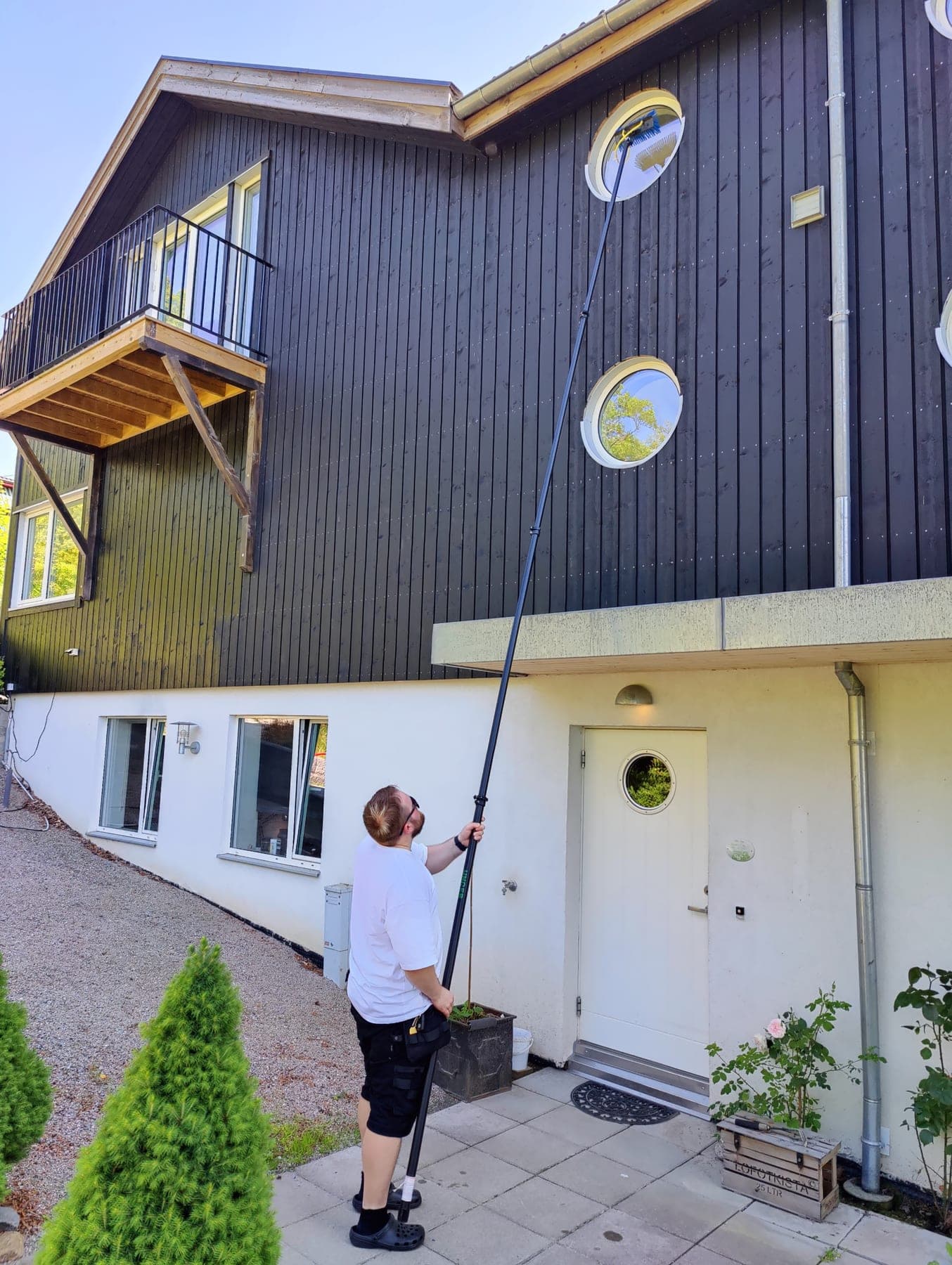 Thomas fra Halden Vindusvask i arbeid med teleskopstang